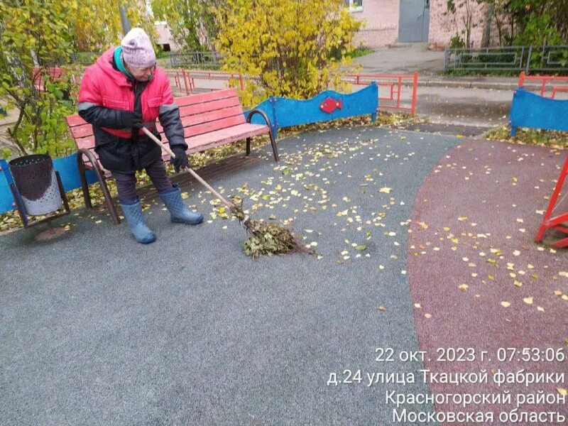 Подметание. Уборочник мусора листвы. Уборка снега с утра. Уборка снега с утра. Уборка мусора в карелии.