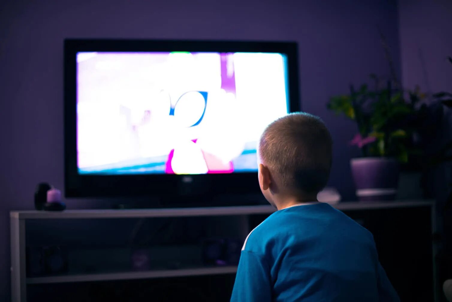 Вечером я смотрю телевизор. Телевизор в темноте. Мальчик у телевизора. Телевизор для детей. Школьник у телевизора.