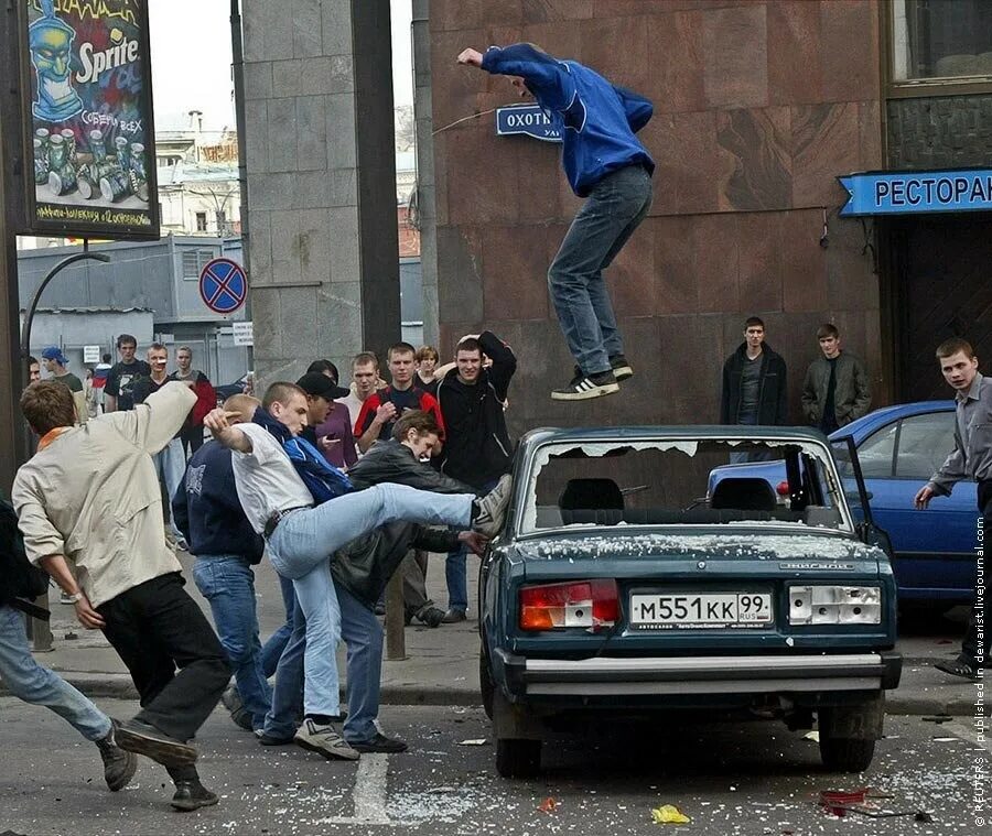 Москва после поражения. Погромы в Москве 2002 Россия Япония. Погром на Манежной площади 2002. Беспорядки 2002 года в Москве.