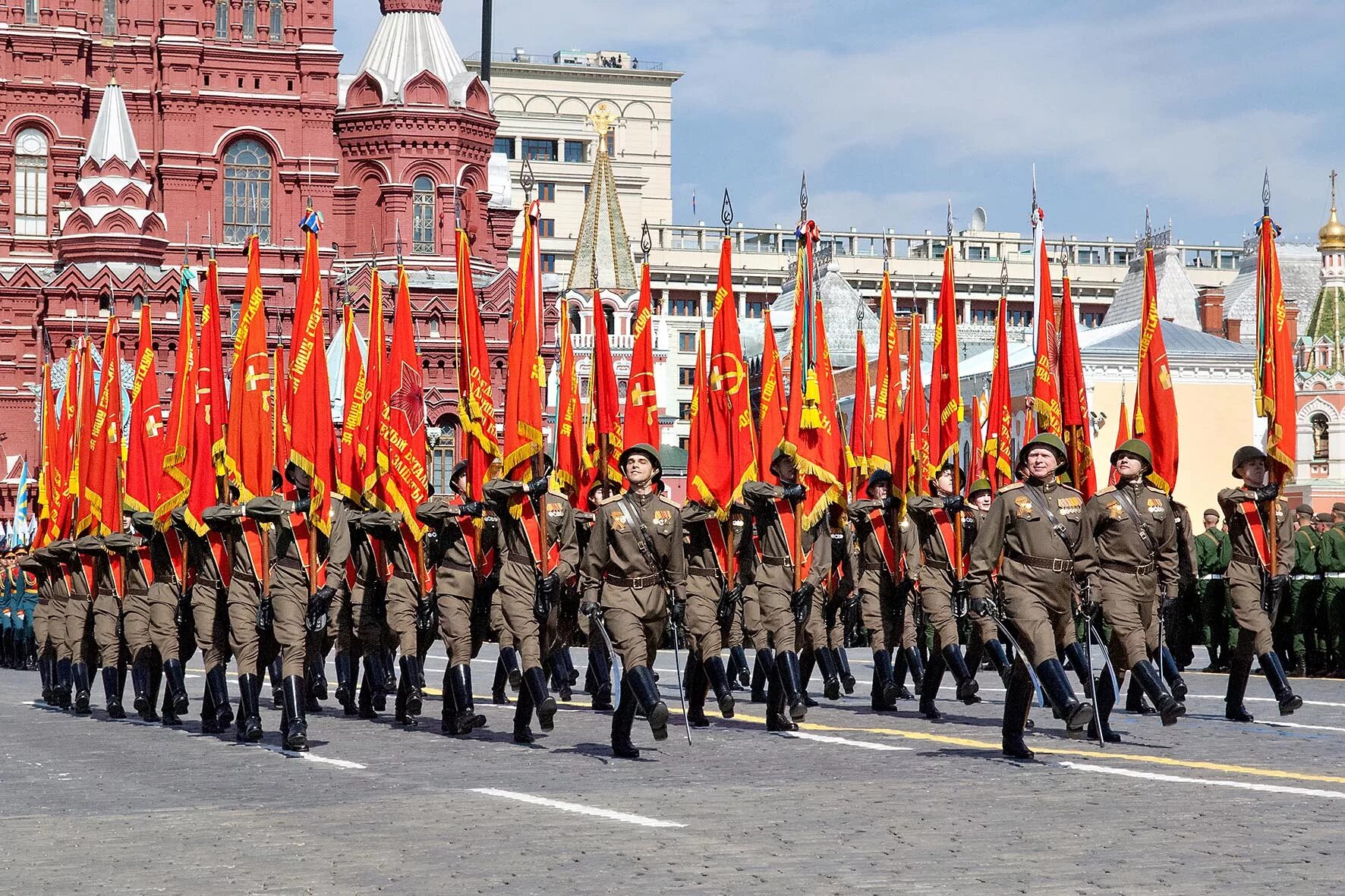 Что такое день это утренний парад. 9 Мая парад Знамя Победы Москва. Парад на красной площади 9 мая 2015 года. Знамя Победы на красной площади в день Победы. Парад на красной площади со знаменем Победы.