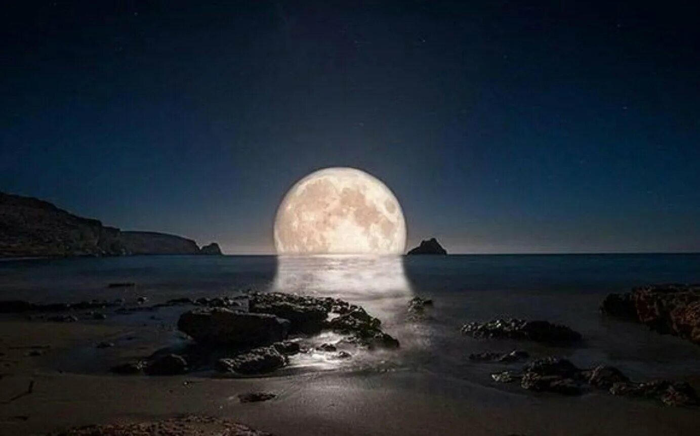 Луна над пляжем Ксерокамбос, Греция. Лунный пейзаж. Огромная Луна. Луна и море.