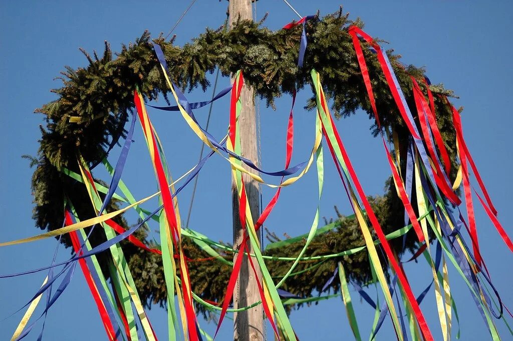 1 мая дерево. Maypole Майское дерево. Белтейн Майское дерево. May Day праздник в Англии Майское дерево. Символ Первомая Майское дерево.