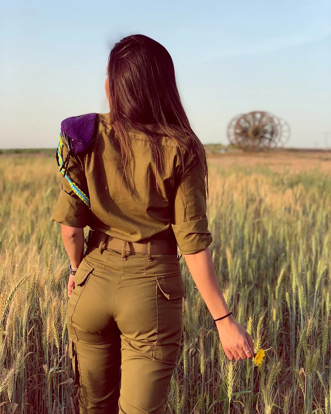 Девушка в форме полиции сзади. Девушка полицейский. Девушки в полицейской форме. Военная форма со спины. Девушки в военной форме.