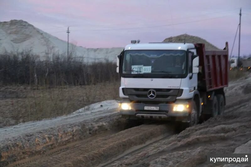 Работа водитель самосвала проживание питание. Мерседес Актрос 3341 самосвал. Самосвал вахта. Водитель самосвала. Самосвал Mercedes-Benz-3341 Actros в Якутии.