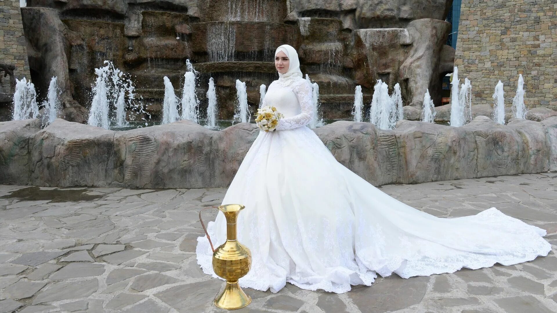 200 Невест в Грозном. Чеченские Свадебные платья. Чеченская свадьба. Свадебное платье на чеченских свадьбах.