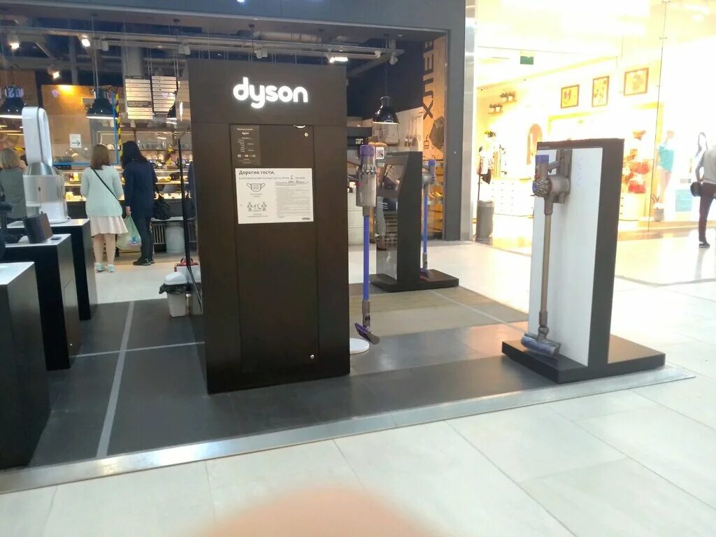 Дайсон санкт петербург. Dyson магазин ьупфпарнас. Dyson магазин. Магазин Dyson в СПБ адреса.