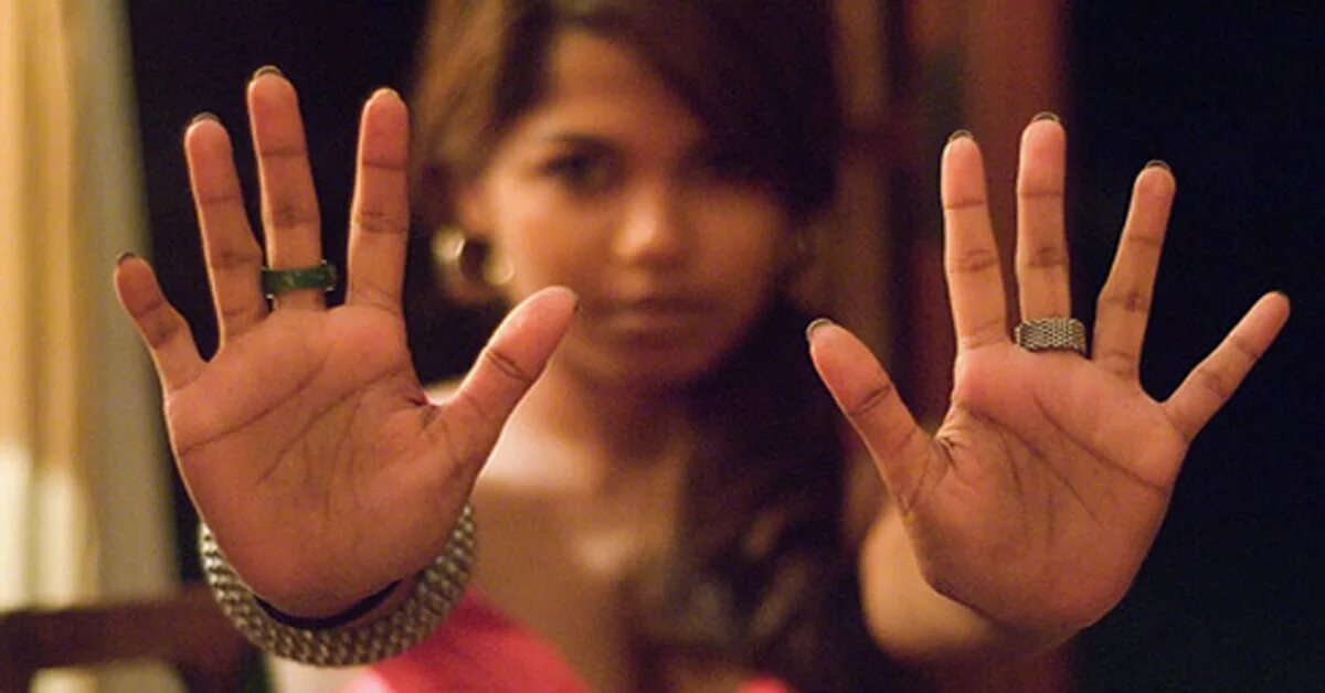 квадрат на ладони. судьба на ладони. девушка с ладошкой. девушка с вытянутой рукой вперед. женщина хиромант.