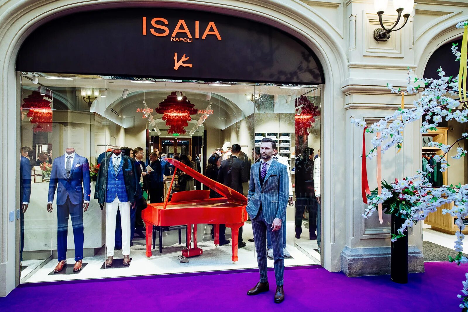 Isaia ГУМ. Бутик Breguet ГУМ. ГУМ бутики Москва. Isaia бренд.