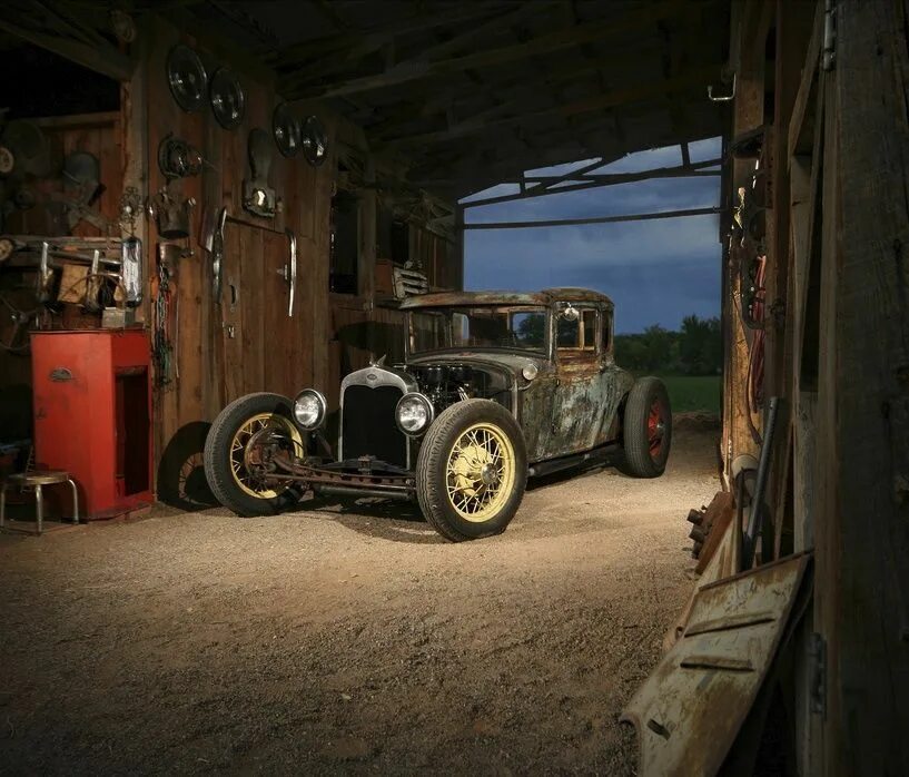 Автосервис старая дорога. Гараж ретро автомобилей. Старинный гараж. Старый автомобиль в гараже. Гараж в винтажном стиле.