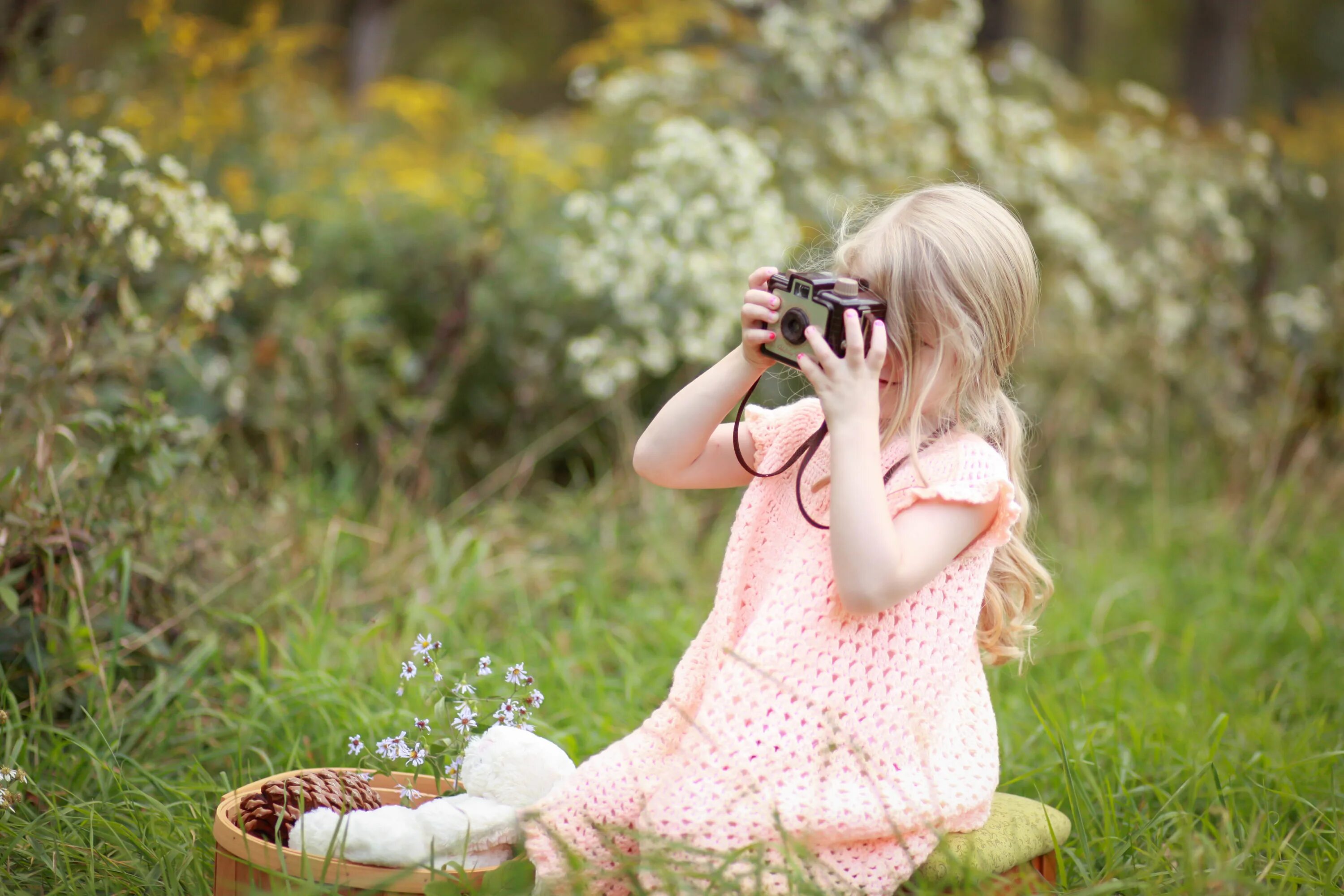 Видео где маленькие девочки. Девушка с фотоаппаратом. Фотоаппарат для детей. Ребенок с фотоаппаратом на природе. Ребенок фотографирует.