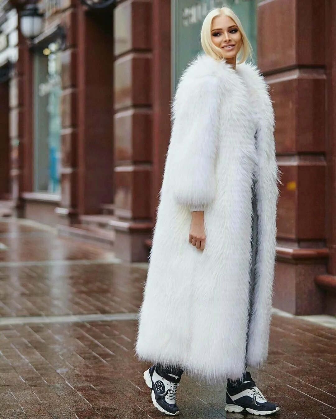 Шуба из ламы. Шубки зимние женские. Одели шубки белые пушистые. Белое пальто. Шуба 2020 тренд стрит стайл.