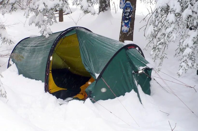 Купить палатку для ночевки. Палатка Арктик Камп. Палатка Трамп Камп 5. Зимний поход с палаткой. Палатка туристическая с печкой.