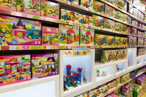 В магазине на полках игрушки стоят