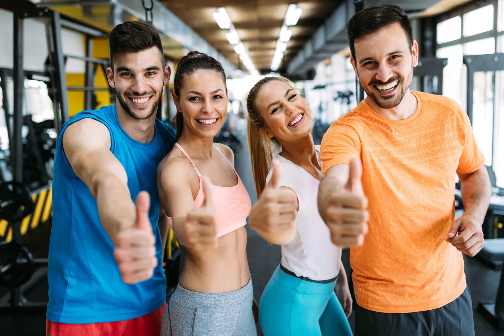 селфи с тренажерного зала. спортивные люди. тренер и клиент. здоровый человек. фон спортивные люди.