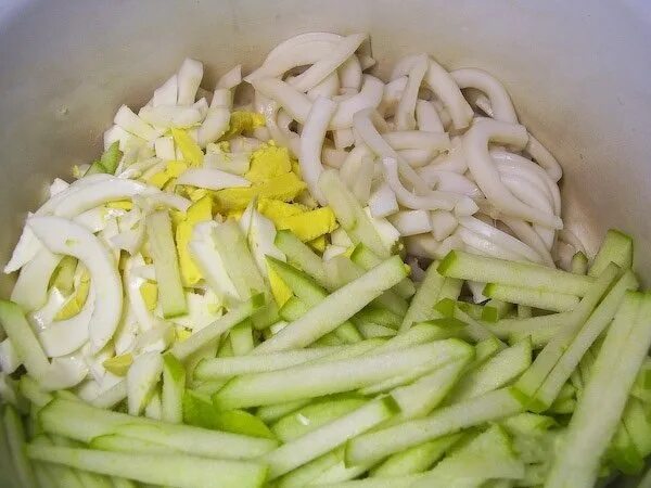 Кальмар с яблоком и яйцом. Салат с кальмарами и яблоком. салат с кальмаром и огурцом. салат с кальмарами и яйцом и огурцом. салат с кальмаром и кукурузой и огурцом.