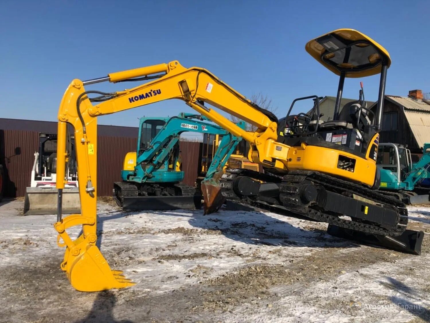 Купить мини японский экскаватор. Komatsu v025y430. Японские экскаваторы. Японские экскаваторы марки. Японская спецтехника экскаватор.