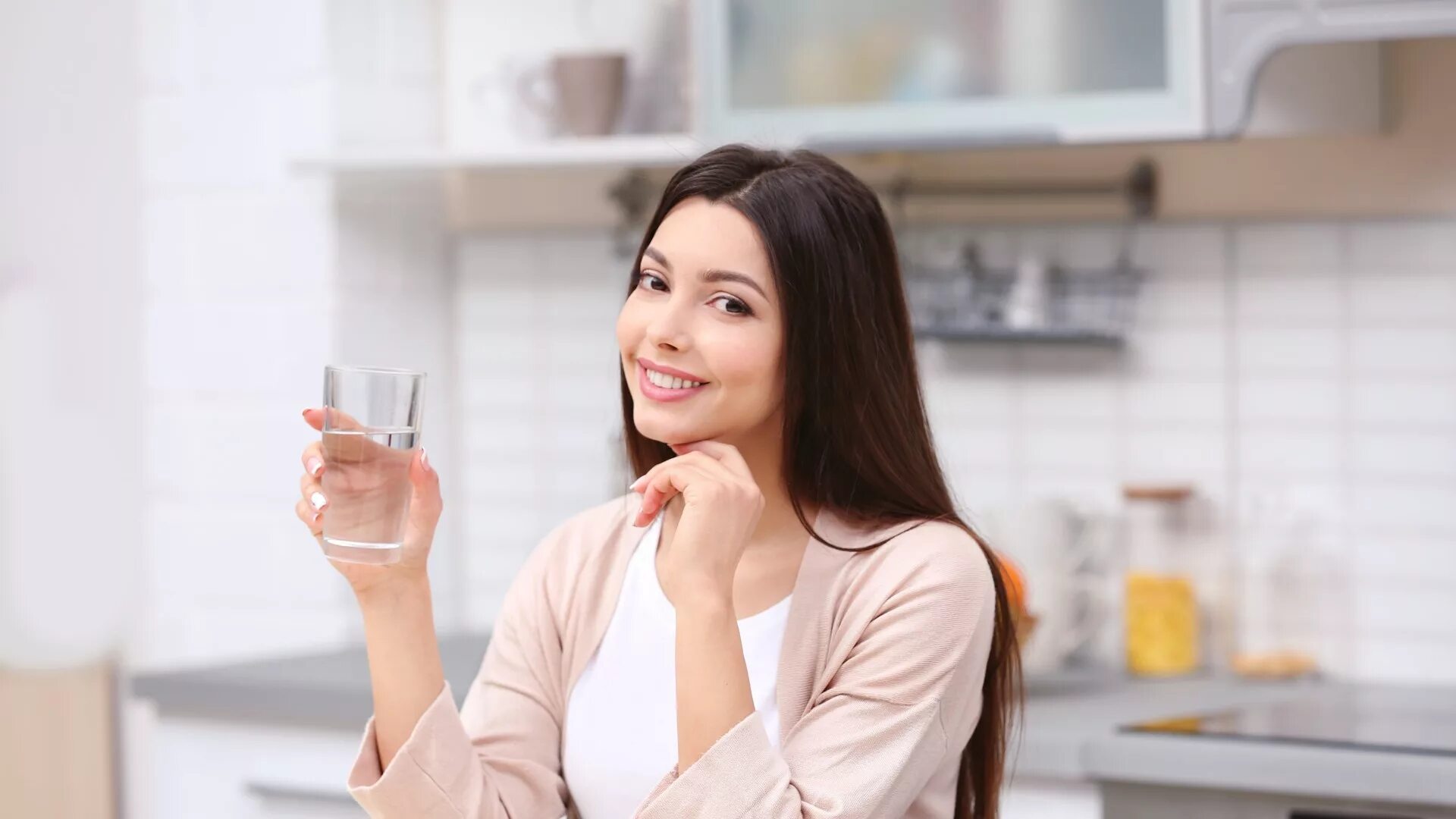 Женщина принимает на дому. Женщина со стаканом. Девушка со стаканом воды на кухне. Женщина пьет воду. Девушка пьет воду на кухне.