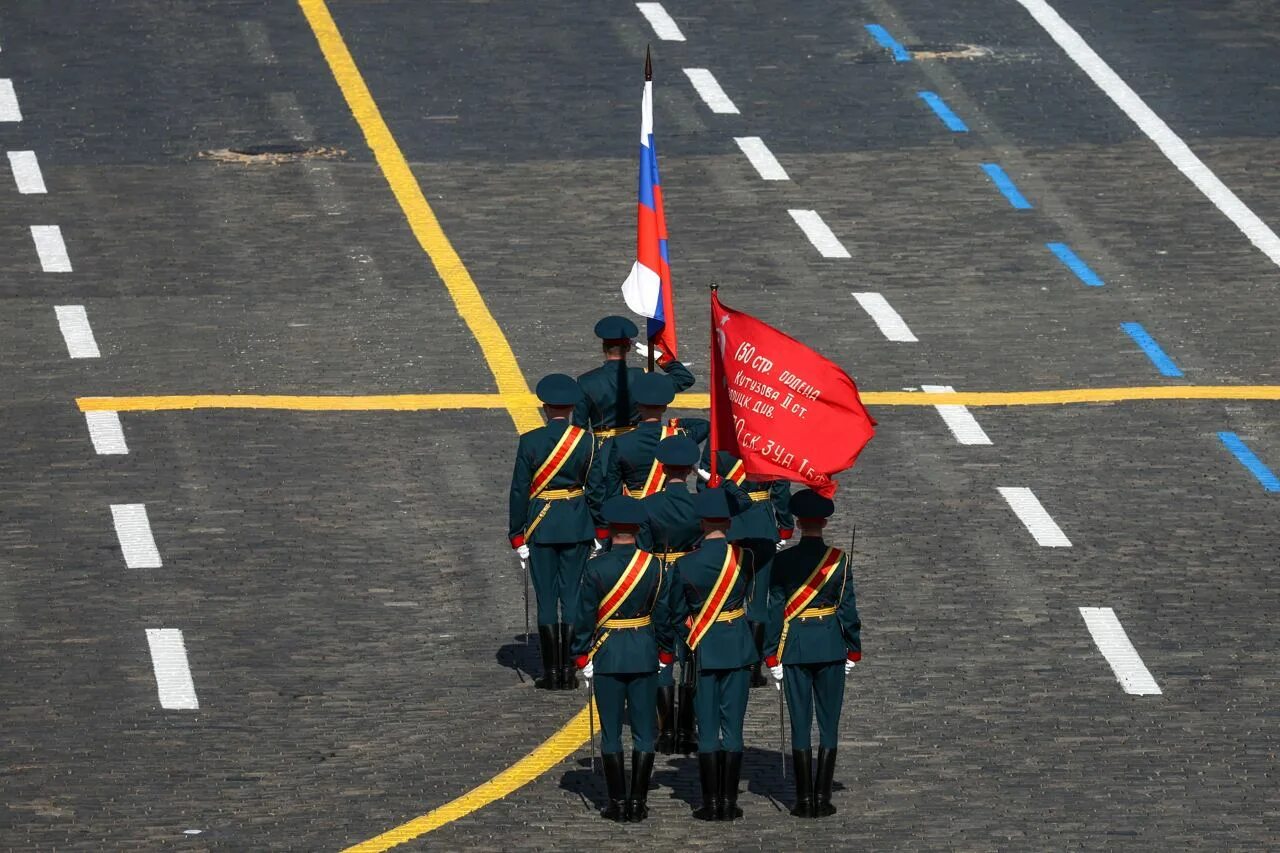 Знамя парада победы. Парад Победы вынос Знамени. Парад Победы 2023 в Москве. Парад с флагами. Российский флаг на параде.