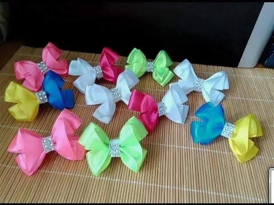 5. Бантик из атласа. Атласные бантики своими руками видео. Бантики из атласной ленты 2. 5 см.