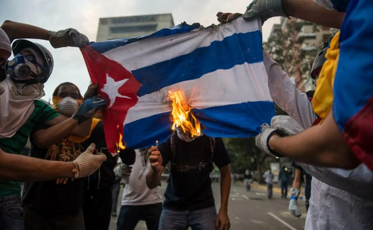 Колумбия чили боливия. Куба венесуэла. venezuela 2014 protests. венесуэла и колумбия кулаки. венесуэла и колумбия конфликт кулаки.