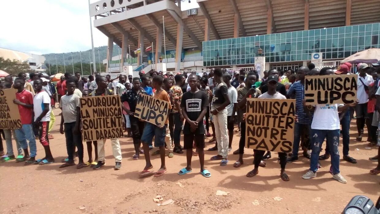 минуска. минуска. тире без фона. французские миротворцы в цар. миротворцы оон в цар.