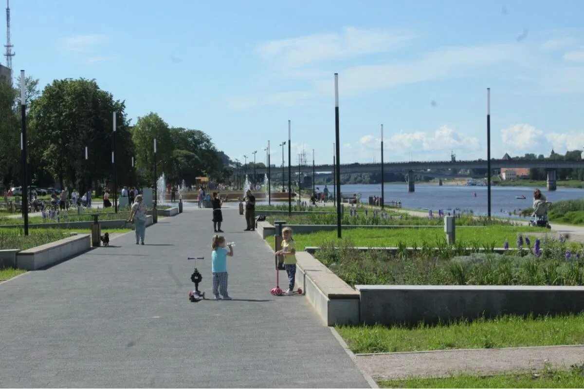 Городская среда великий новгород. У набережной. Невская набережная. Великий Новгород благоустройство. Александров город набережная.