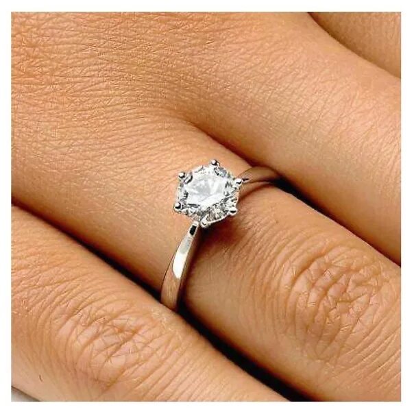 Сдать кольцо с бриллиантом. Буклет ювелирного магазина. Кольцо с бриллиантом ломбард. Шикарные украшения с бриллиантами. Кольцо с круглым бриллиантом.