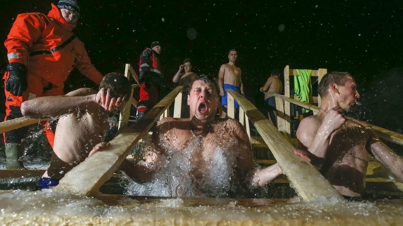 Купель в останкино. Окунание в купель. Крещение в пруду. Крещенские купания. Купель в пушкине на крещение.