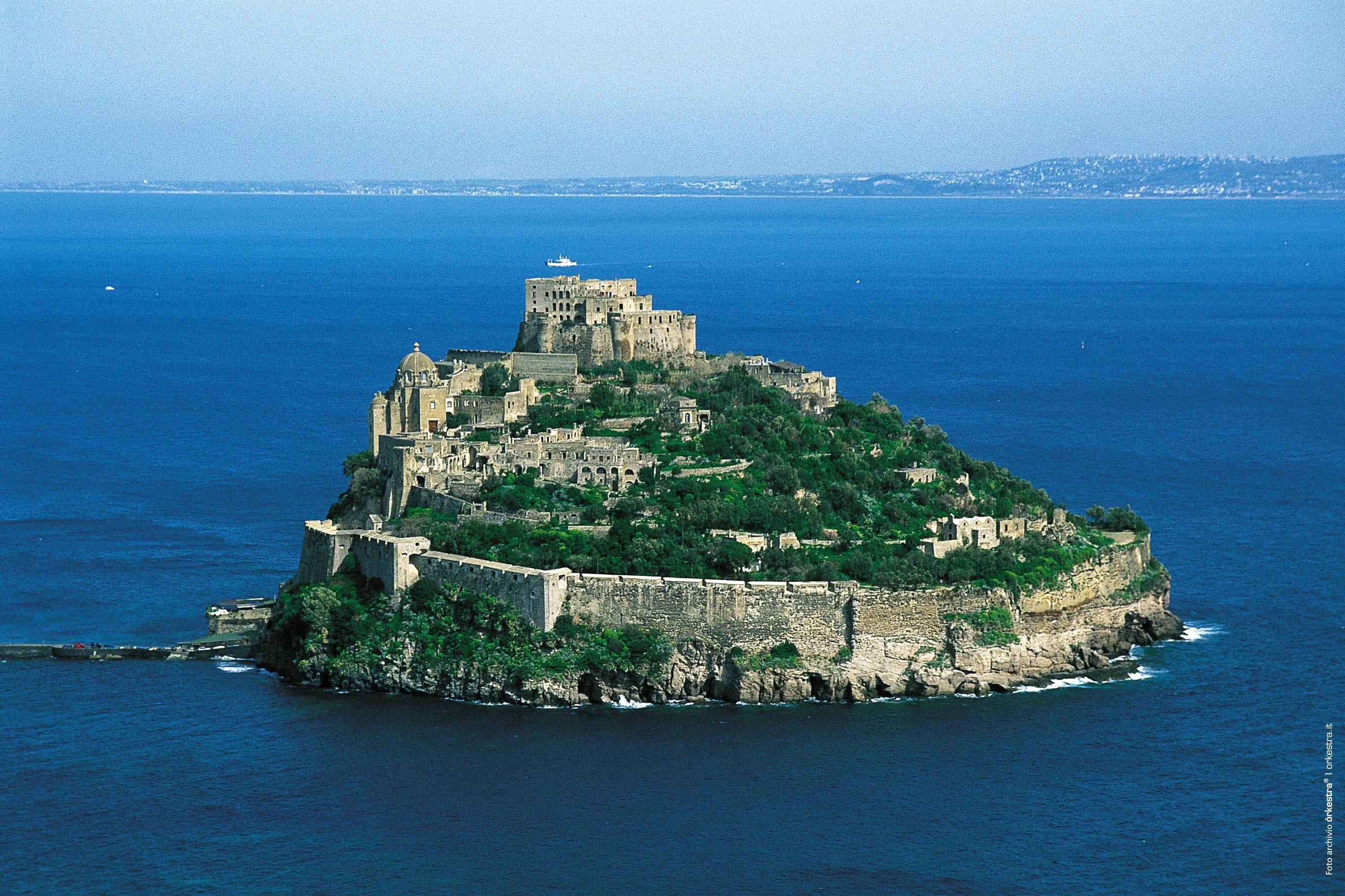 Большой итальянский остров. Арагонский замок остров Искья. Арагонский замок, Искья, Италия. Кастелло Арагонский остров. Арагонский замок Тирренское море.