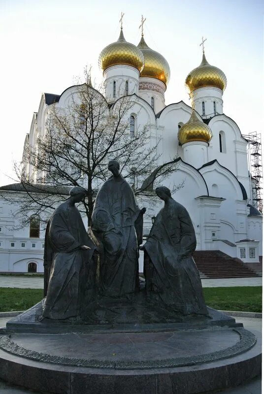 Памятник святой троице. Памятник Святой Троице в Ярославле. Памятники Ярославля Успенский соборы. Троица (скульптурная композиция в Ярославле).