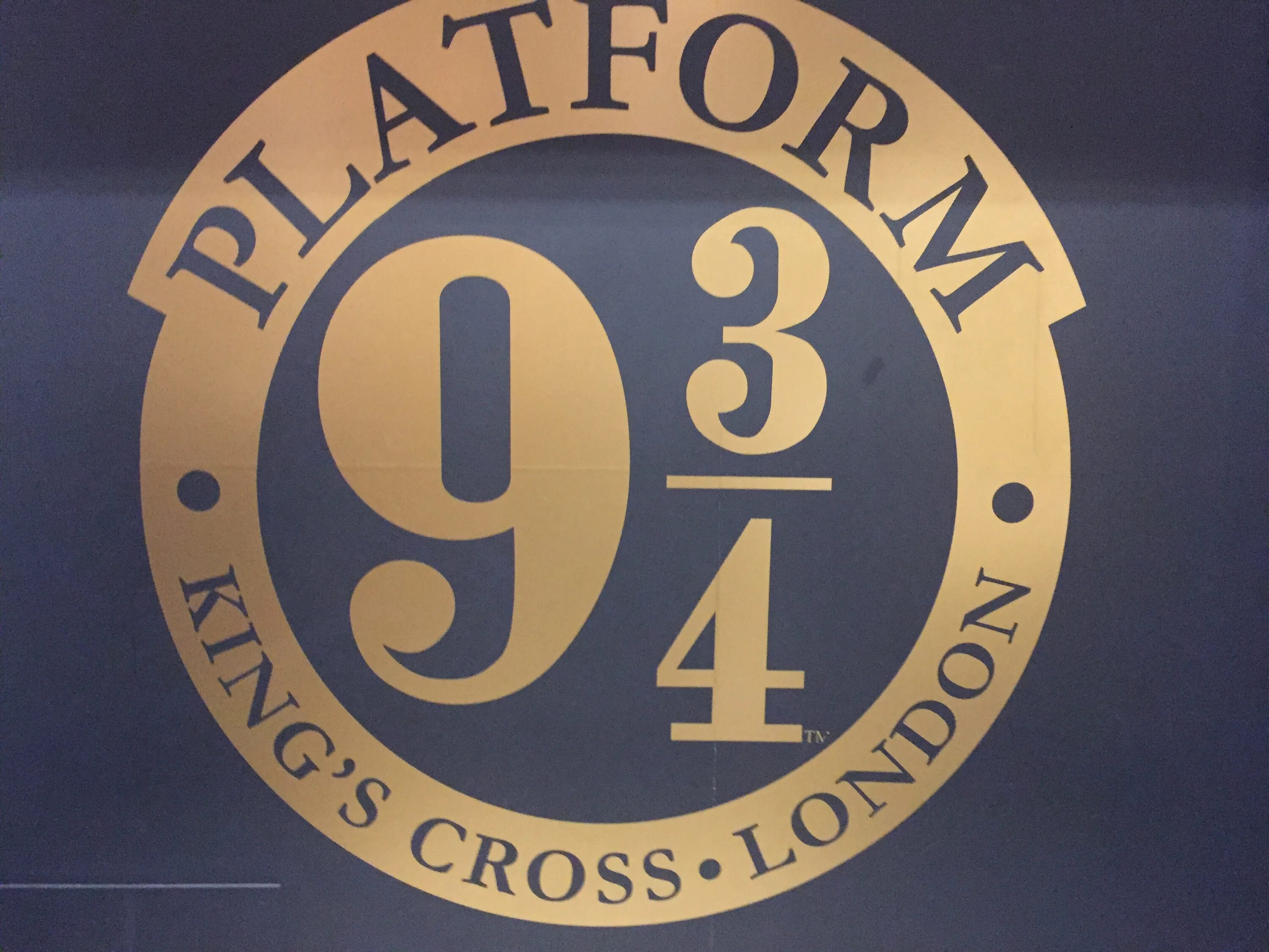 Платформа 9 3/4. Платформа 9 и 3 четверти. Знак платформа 9 и 3/4. 9 И три четверти. 9 3 1а