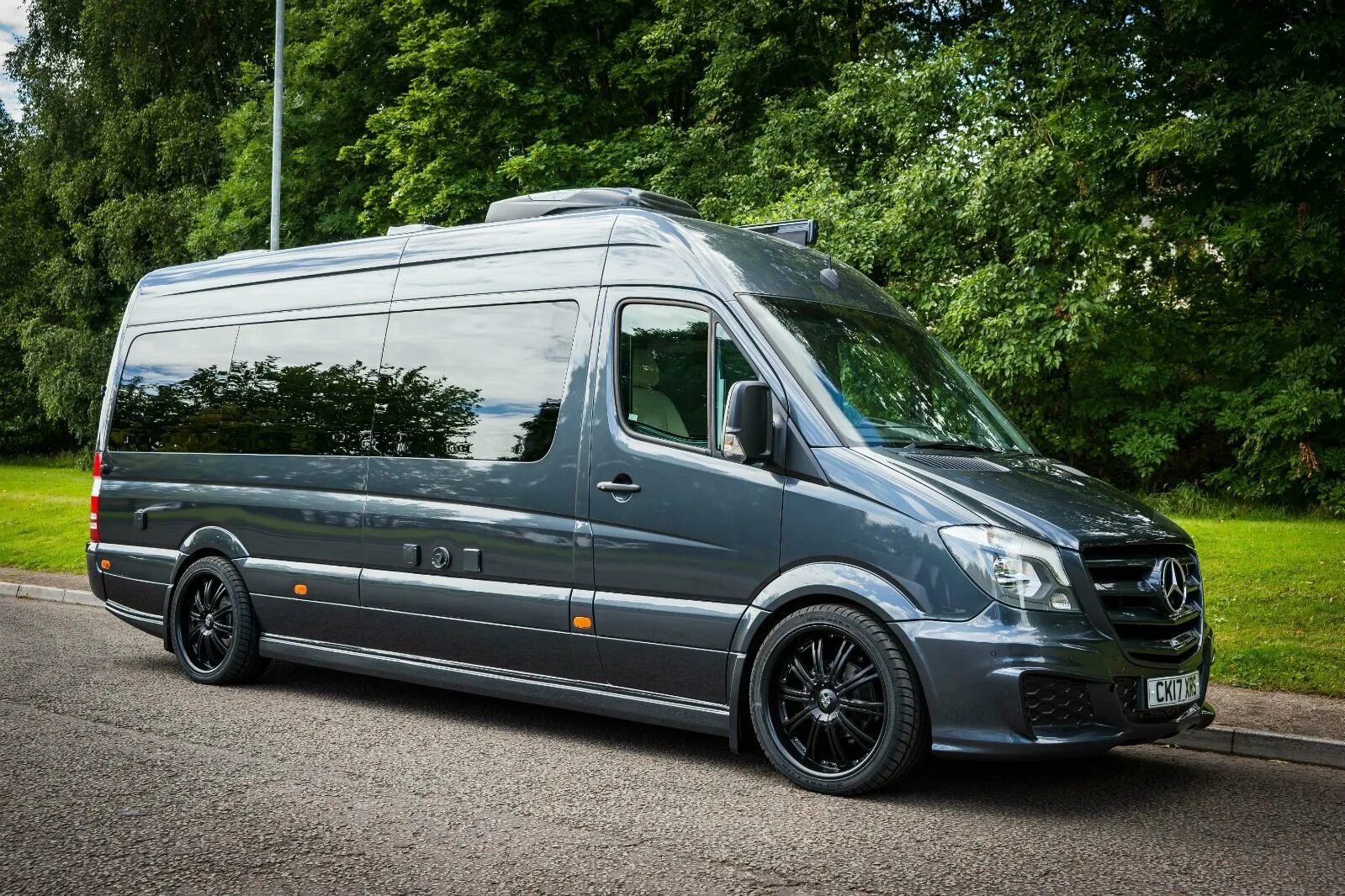 Mercedes sprinter w906. Фольксваген спринтер. Фольксваген крафтер мерседес бенц спринтер. Фольксваген крафтер 2. Мерседес крафтер.