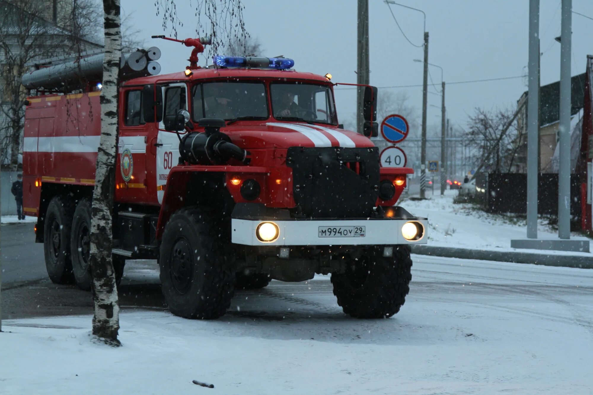 Пожарный дорого. Пожарная дорога. Пожарные поезда на тушении. Пожарная машина в мкд. Подъезд для пожарных автомобилей.