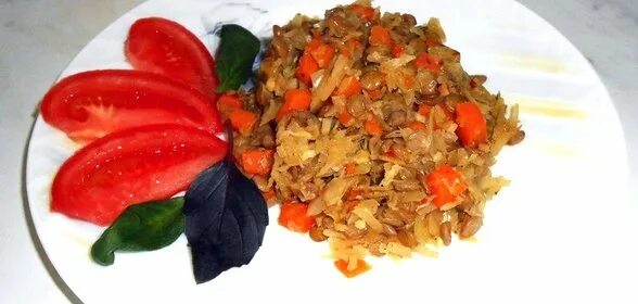 Чечевица с капустой. Чечевица с тушенкой. Тушеная капуста с чечевицей. Капуста тушеная при панкреатите. Капуста тушеная при панкреатите.