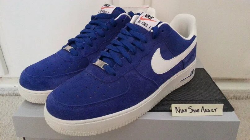 Кроссовки белые с синим женские. Кроссовки найк мужские белые с синим. Кроссовки найк мужские синие с белой подошвой. Белые кроссовки с синими шнурками. Nike air max 87 синие.