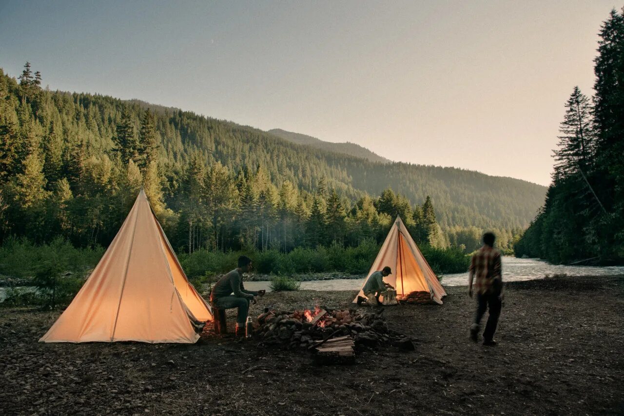 Travel camp. Кемпинг Алтай. Палаточный лагерь Camp 2050. Поход с палатками. Палатка на природе.