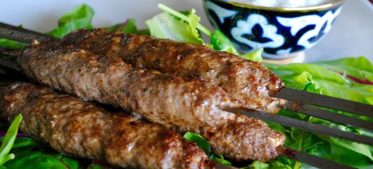 Почему люля. Кийма кебаб. Люля-кебаб на мангале. Узбекский люля кебаб шашлык. Люля кебаб свино говяжий.