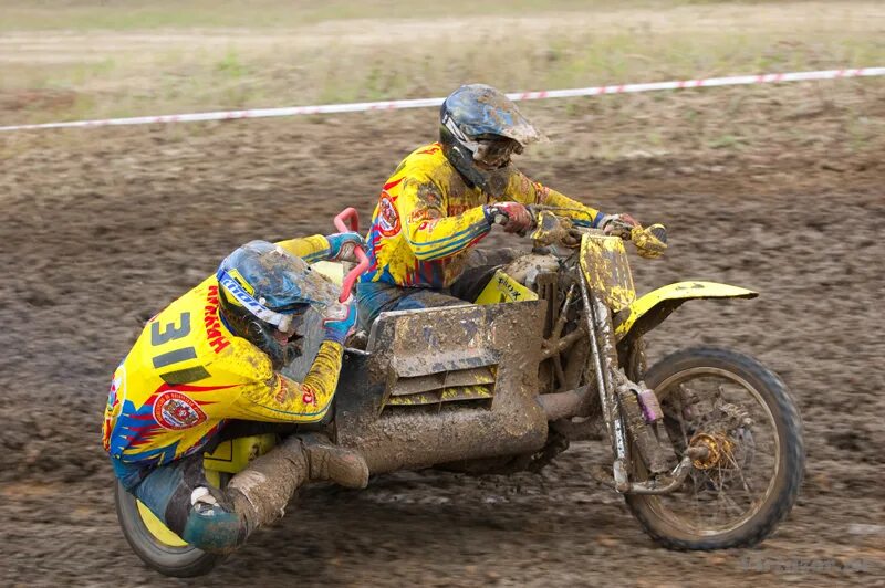 мотокросс на мотоциклах с колясками.