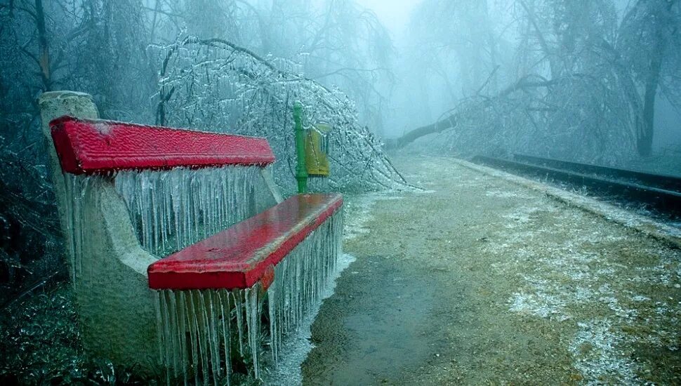 Переохлажденный дождь. Замерзающий дождь на окне. Дождь замерз. Дождь замерз. Замерзшая машина.