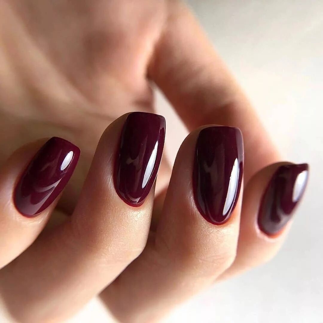 вишнёвый маникюр на короткие ногти. маникюр вишневый. французский маникюр бордовый. бордовый маникюр на короткие ногти. маникюр бордо марсала бургунди.