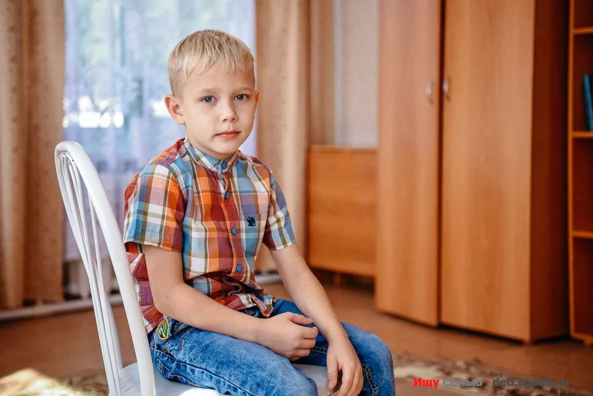 Картинки детей в детском доме. Мальчик в детском доме. Фотосессия для мальчика. Дети сироты. Мальчик сирота.