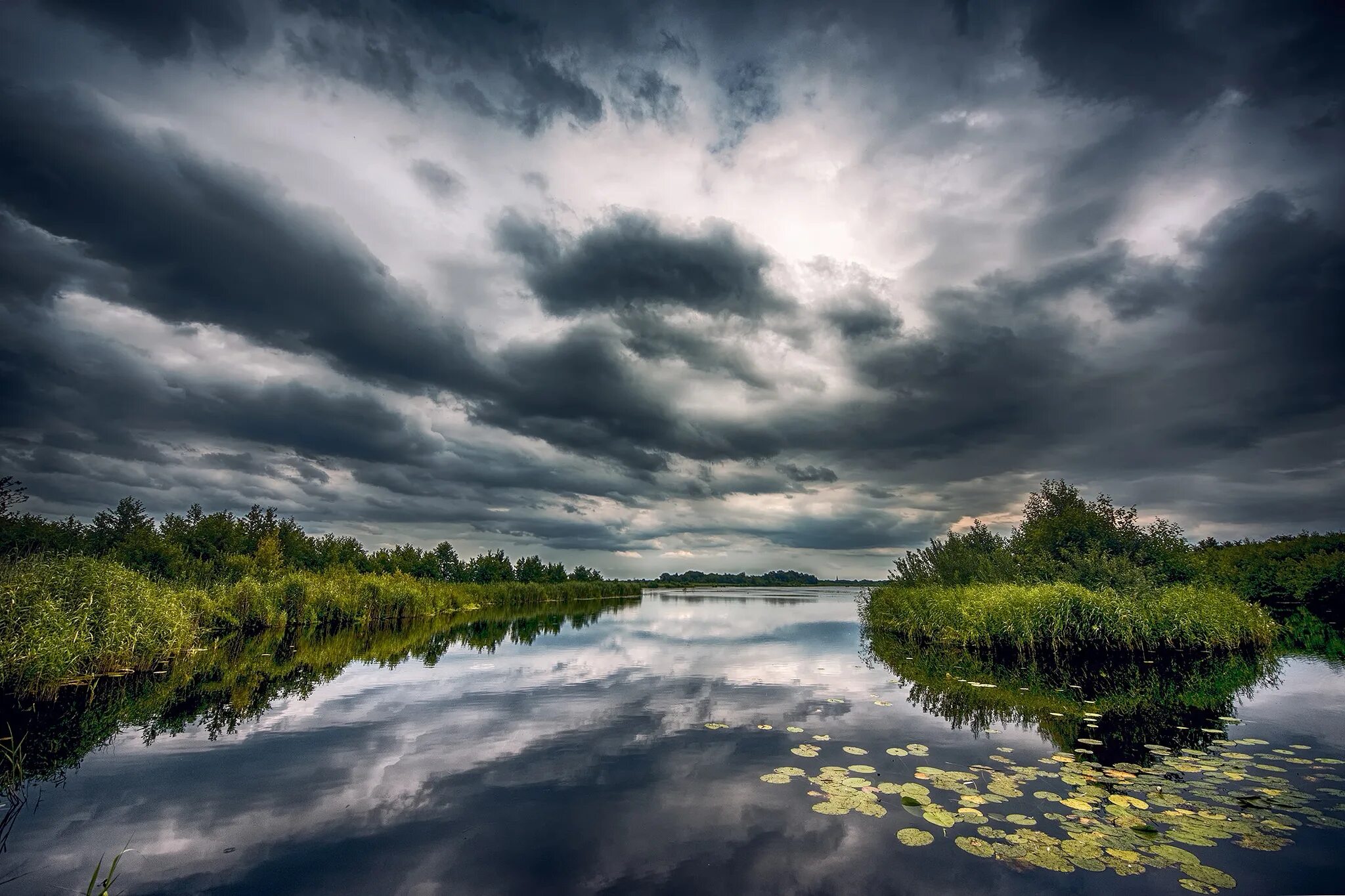 Река тучах. Красивые облака над рекой. Озеро ржаное карелия. Облака над озером. Облака над рекой.