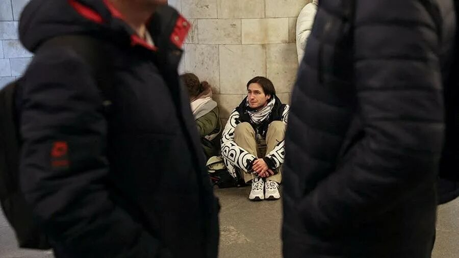 Киев фото. Киев 25 февраля 2022. Украинцы в метро. Митинг моряков в одессе. Кремль купола.