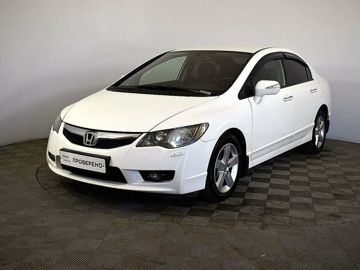 Купить хонду в петербурге. Honda Civic 8 Рестайлинг. Хонда Цивик 2010 год белая. Honda Civic 2010 седан белый. Цивик Рестайлинг 2008.