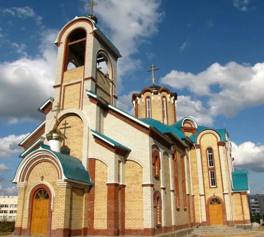 Церковь эжва. Храм благовещения пресвятой богородицы (сыктывкар). Дерева возле церкви в эжве. Церковь на морозова сыктывкар. Благовещенский храм эжва.
