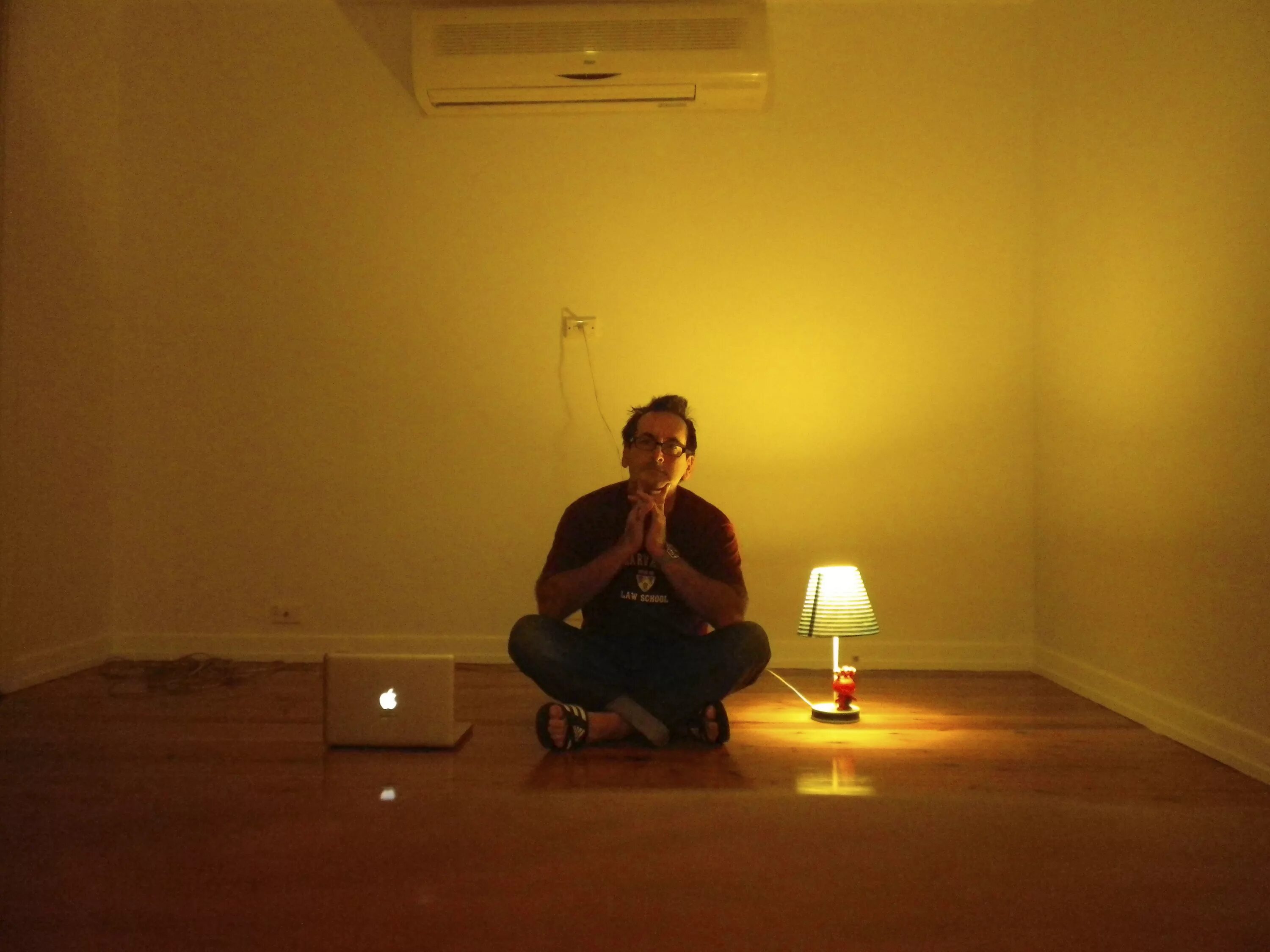 Живу в пустой квартире. Стив Джобс минималист. Минимализм Стива Джобса. Комната для медитации. Человек в пустой комнате.