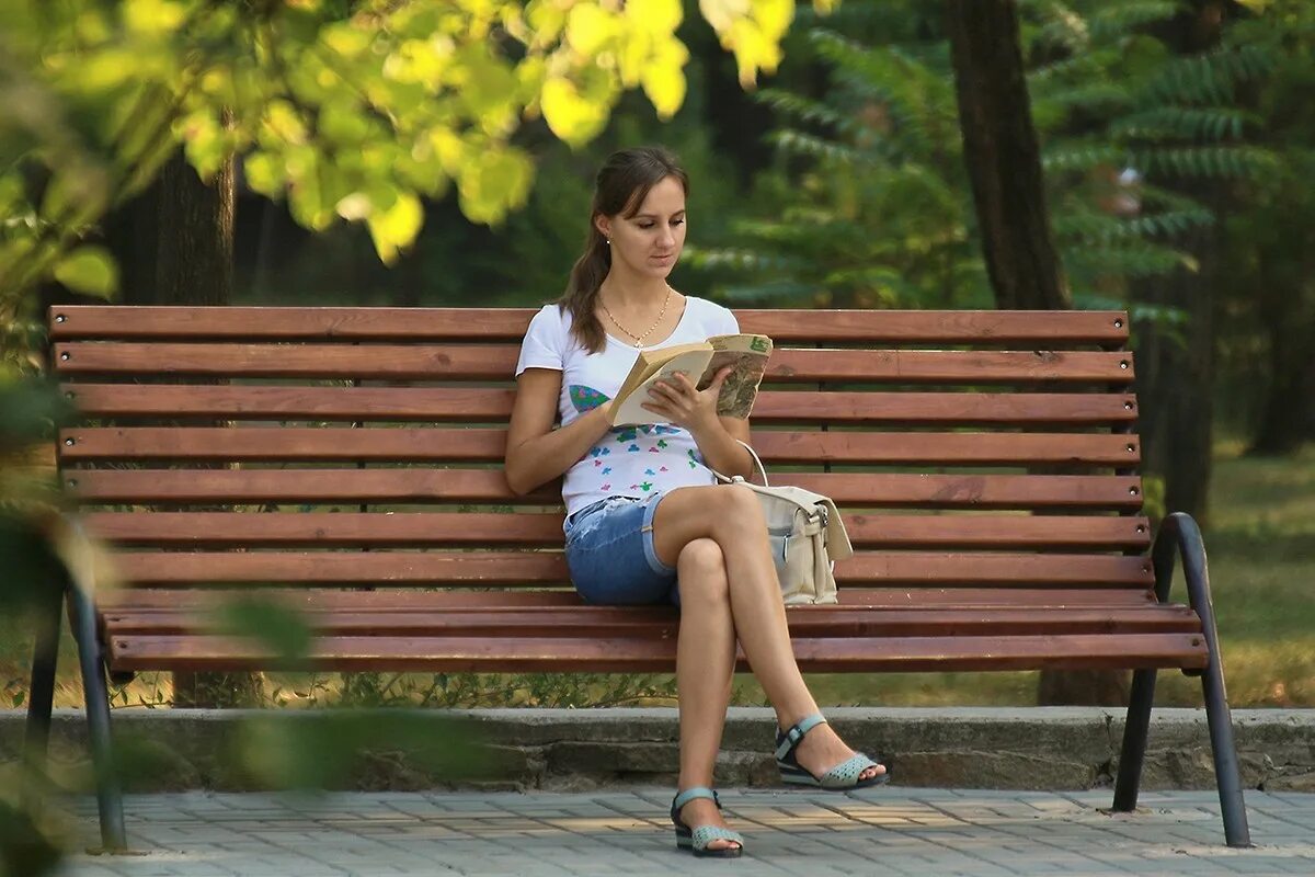 девушки сидят на лавке. женщина на скамейке в парке. девушка сидит на скамейке. девушка на скамейке в парке. девушки сидят на лавке.