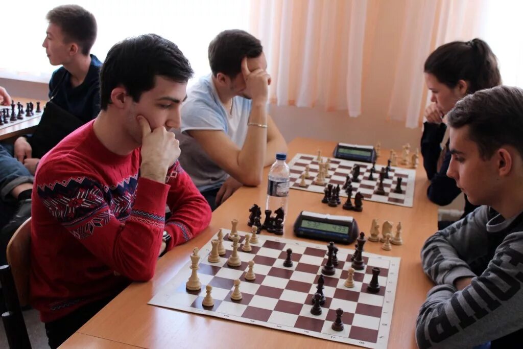 Ахметзянов павел сергеевич сургут шахматы. Внутреннее состояние участников шахматного сражения. Внутреннее состояние участников шахматного сражения. Шахматная битва. Шахматные баталии.