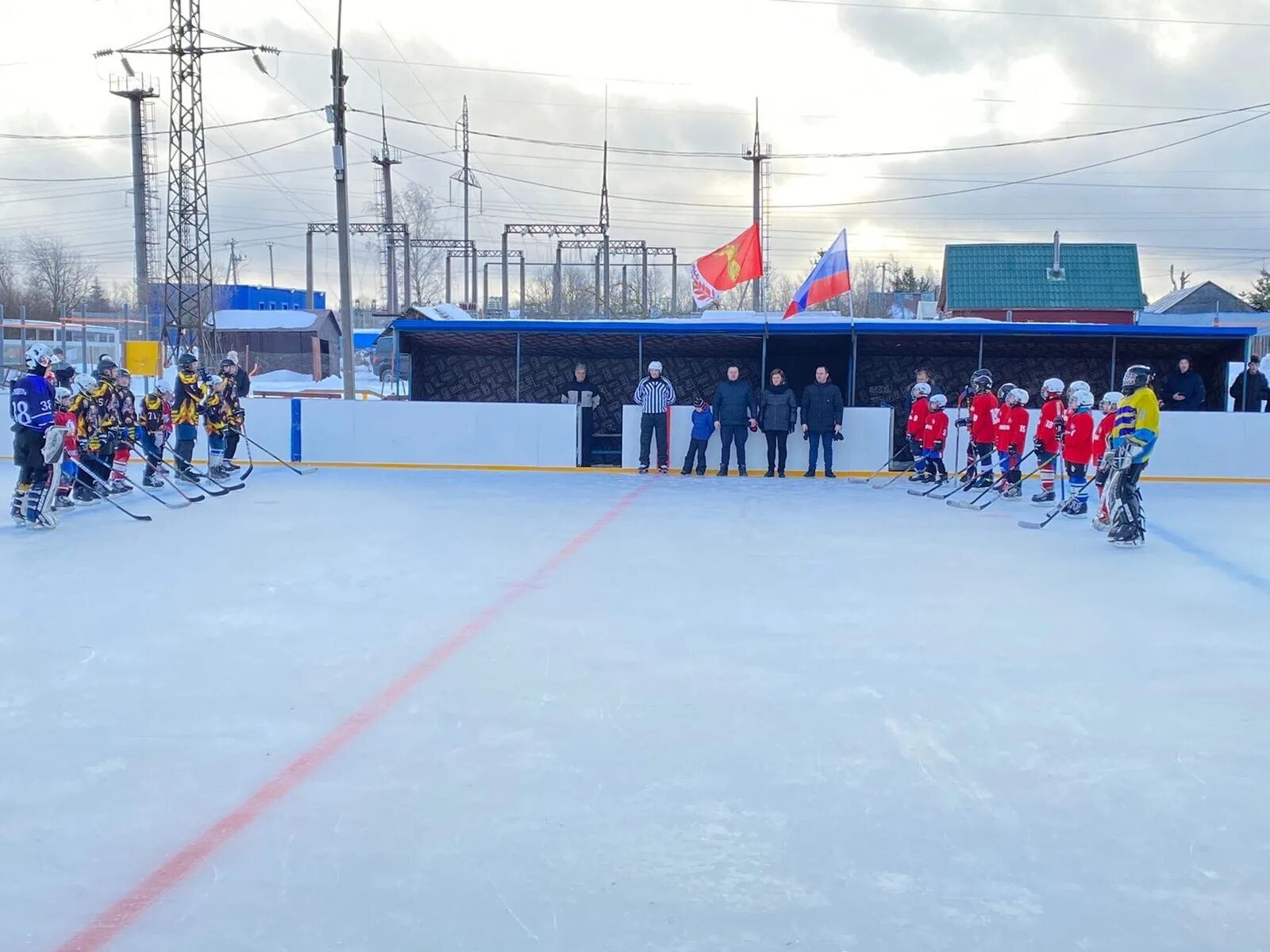 Каток в александре. Хоккейная коробка. Хоккеист на катке. Каток хоккейная коробка Иваново.