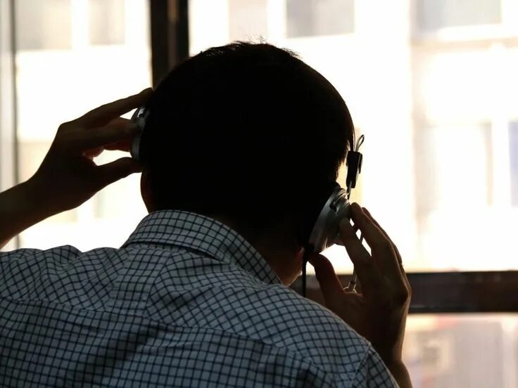 Подслушавший их разговор. Прослушивание телефонных разговоров. телефонная прослушка. перехват телефонных переговоров. прослушивание переговоров.